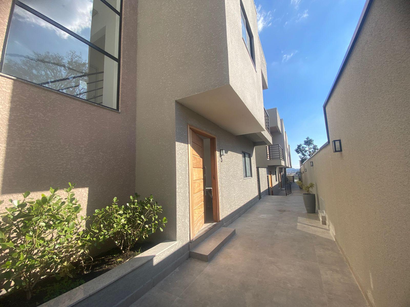 SOBRADO NOVO À VENDA 3 dormitórios com  suíte 4 vagas de garagens