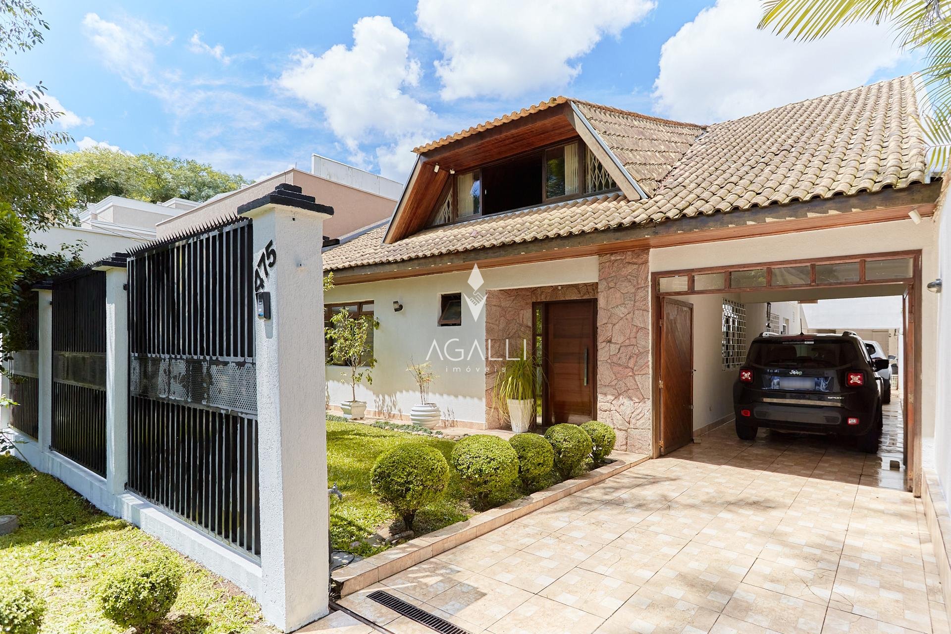 Linda Casa à venda no bairro, ÁGUA VERDE, CURITIBA - PR