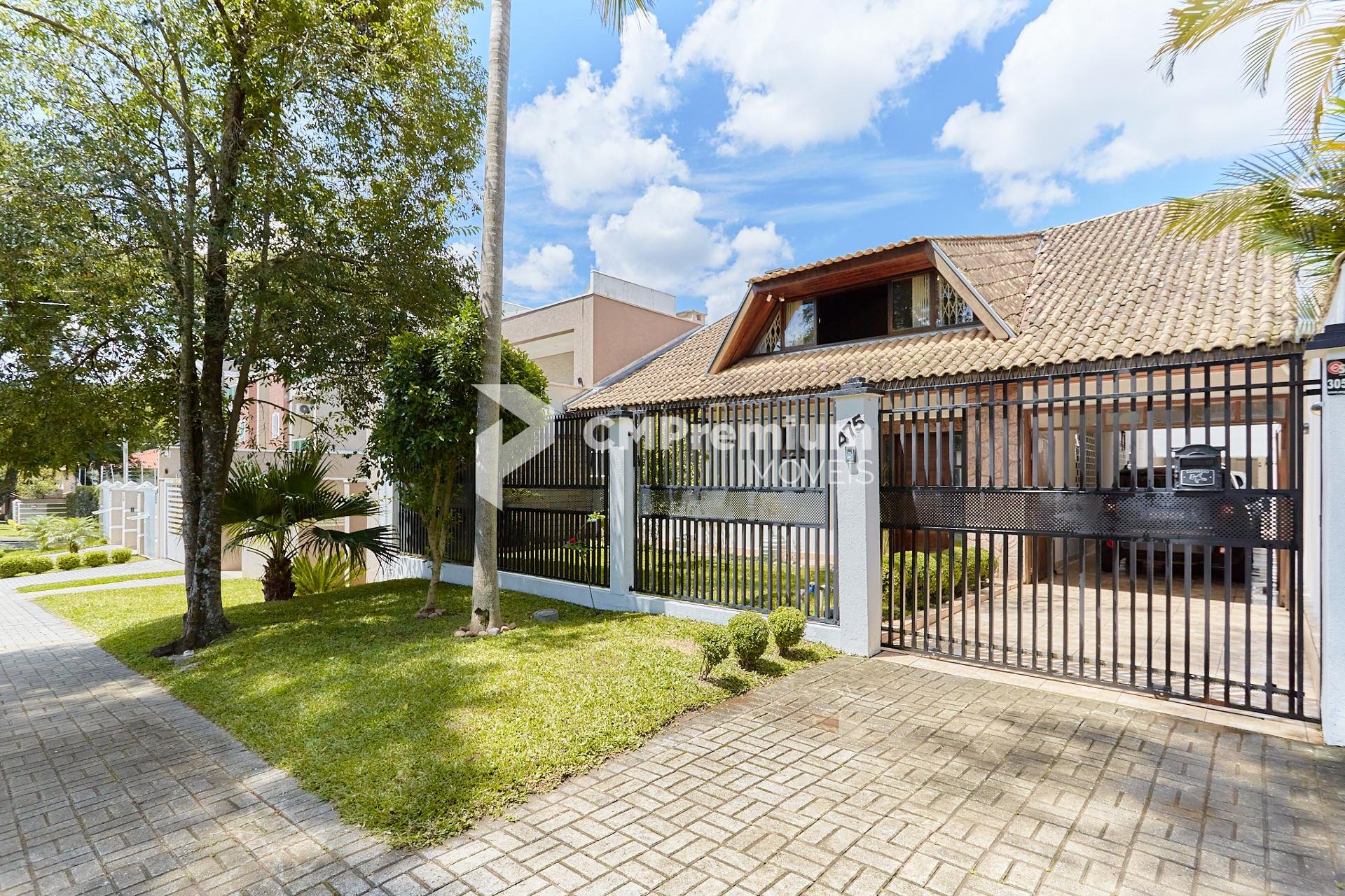 Linda Casa à venda no bairro, ÁGUA VERDE, CURITIBA - PR