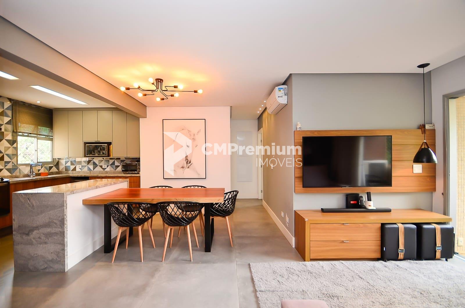 Apartamento Reformado no Bigorrilho com Suíte e Varanda. 2 Qua...