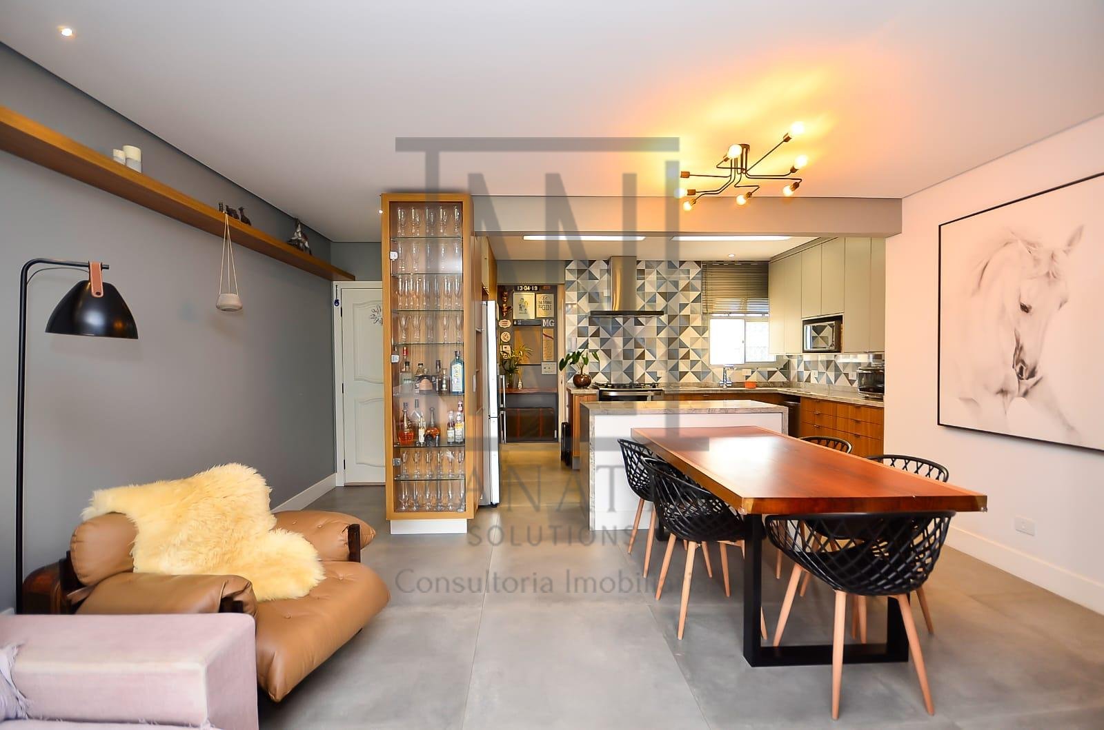 Apartamento Reformado no Bigorrilho com Suíte e Varanda. 2 Qua...