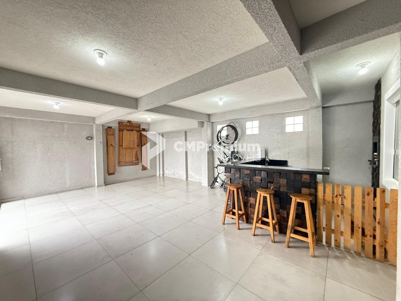 Sobrado, 3 quartos sendo 1 suíte e sala para 2 ambientes em Fa...