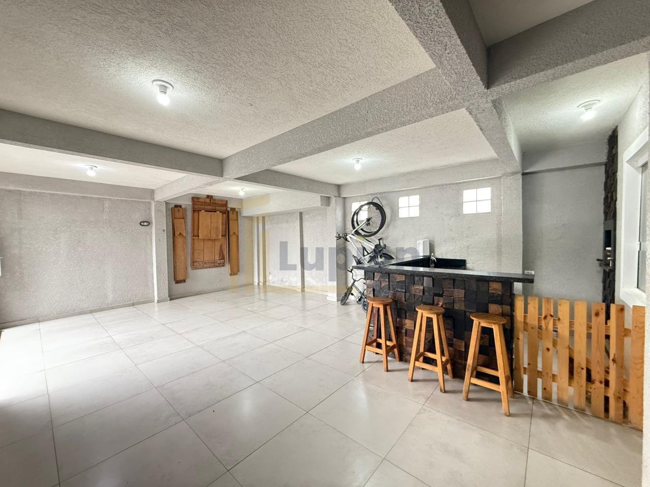 Sobrado, 3 quartos sendo 1 suíte e sala para 2 ambientes em Fa...