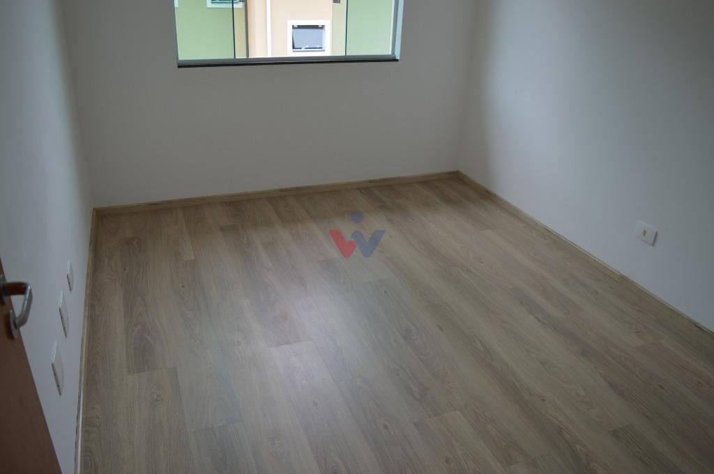 Sobrado á venda Pinheirinho, Curitiba-Pr em Condomínio Fechado.