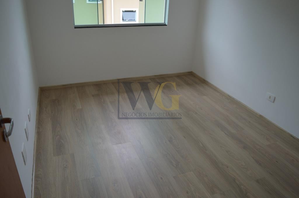 Sobrado á venda Pinheirinho, Curitiba-Pr em Condomínio Fechado.