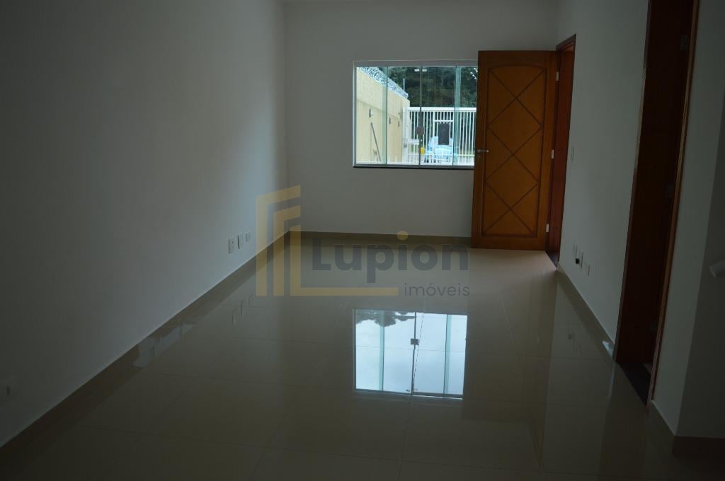 Sobrado á venda Pinheirinho, Curitiba-Pr em Condomínio Fechado.