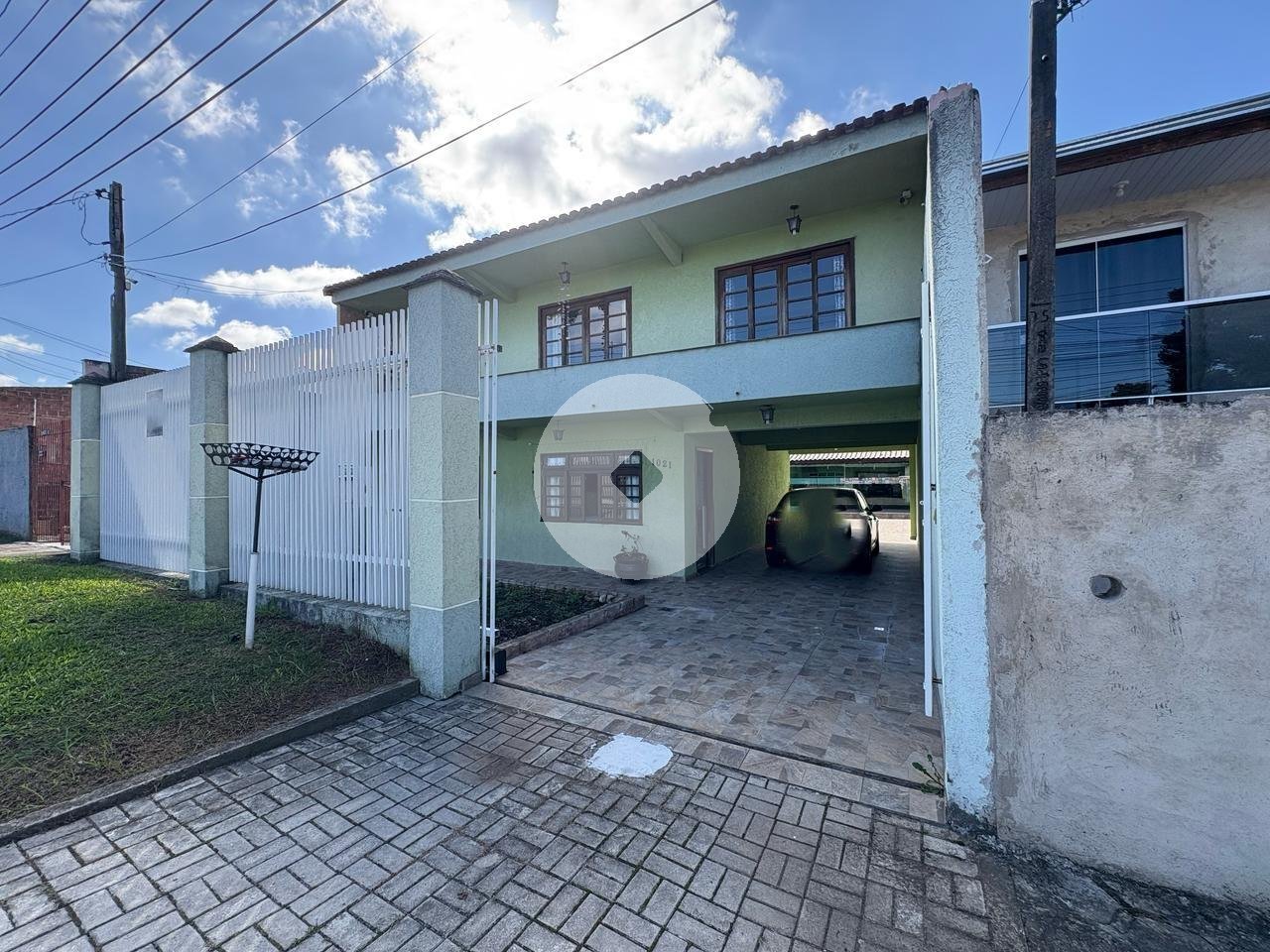 Sobrado com 4 dormitórios à venda, 262 m  por R  875.000,00 - Sítio Cercado - Curitiba PR