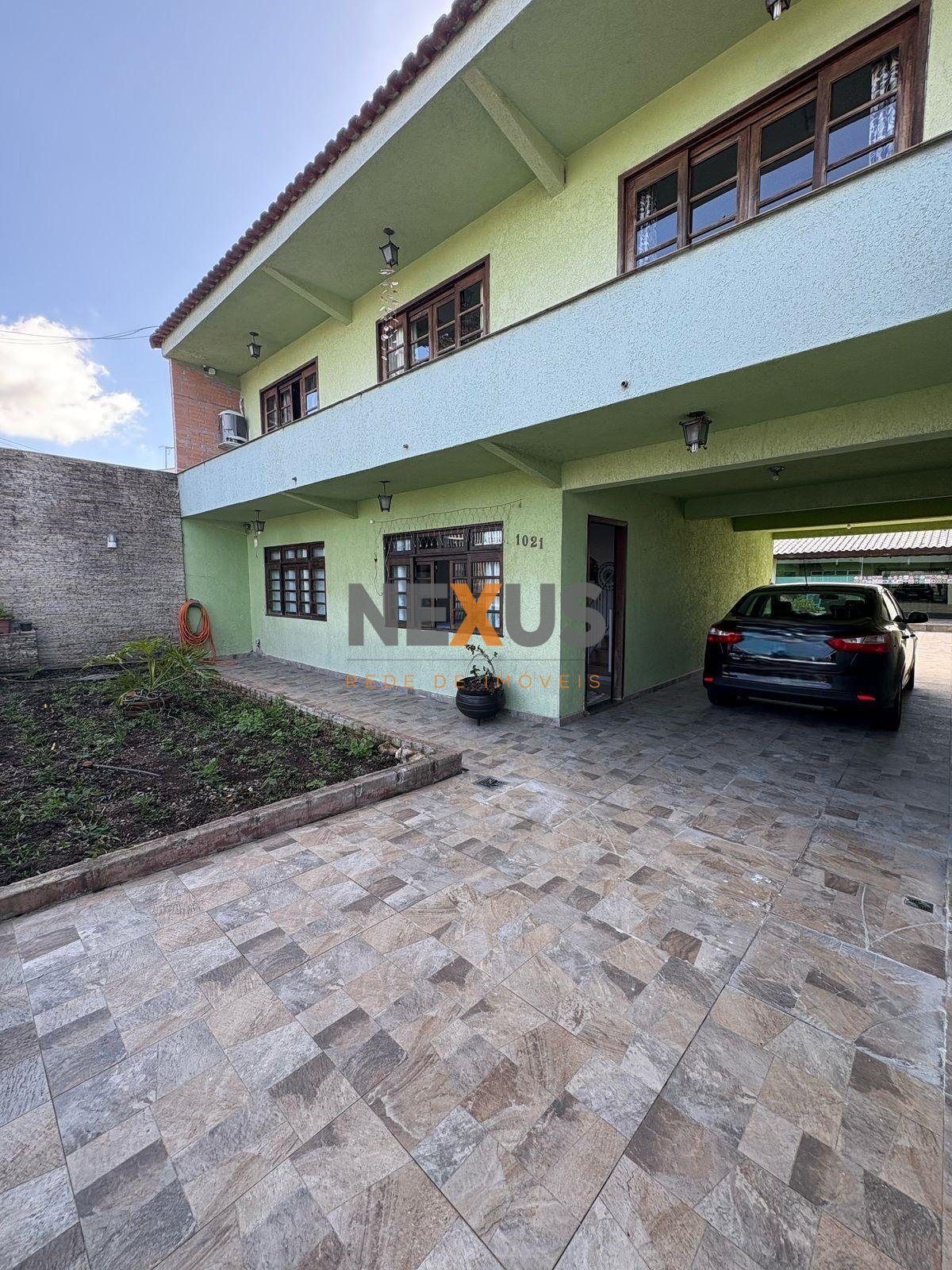 Sobrado com 4 dormitórios e quintal à venda, 262 m  por R  825...