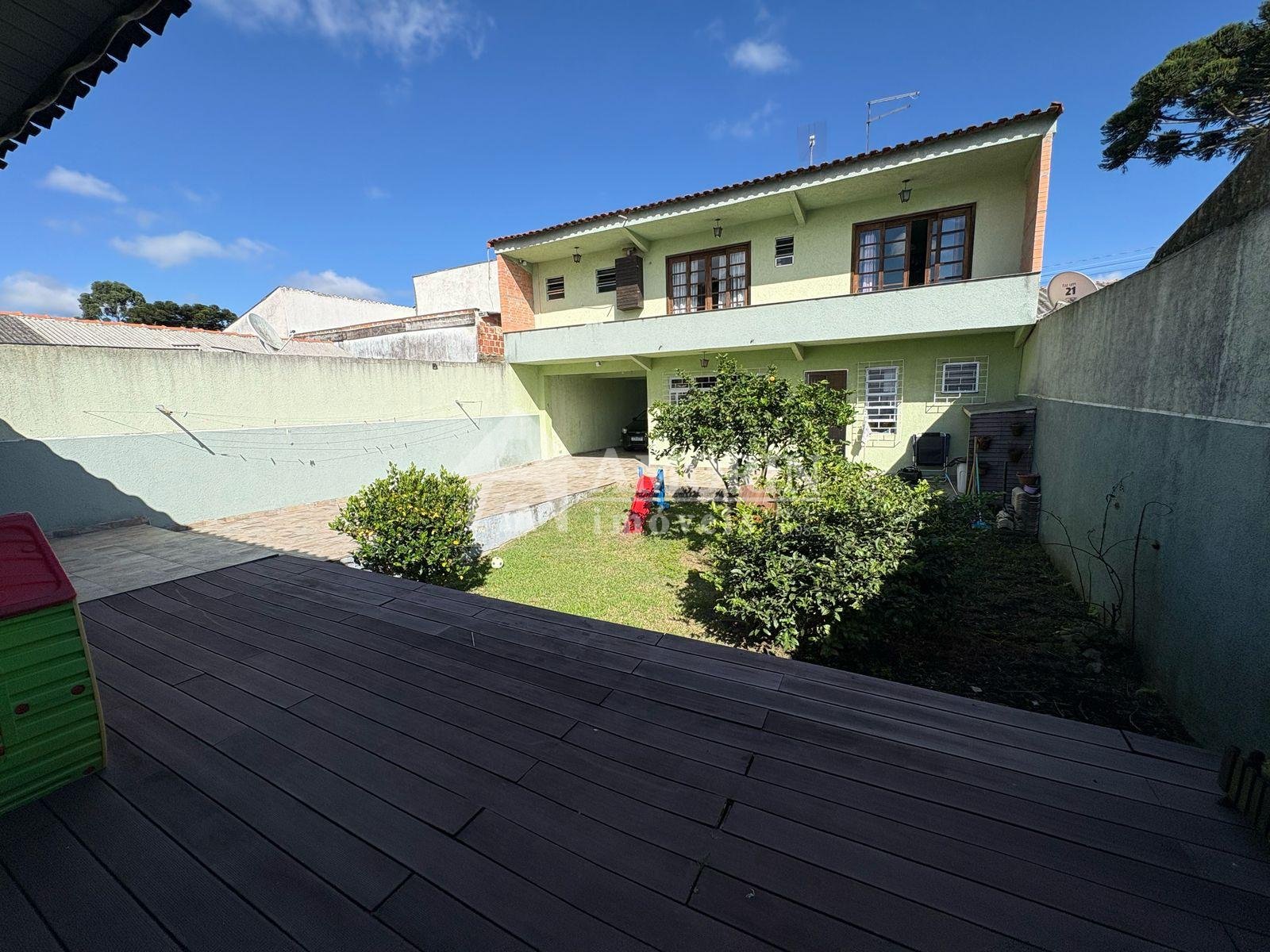 Sobrado com 4 dormitórios e quintal à venda, 262 m  por R  825...