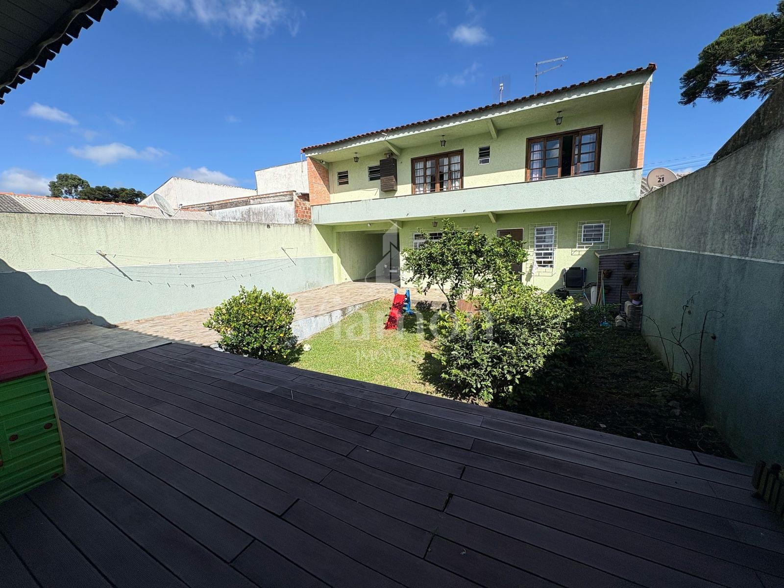 Sobrado com 4 dormitórios e quintal à venda, 262 m  por R  825...