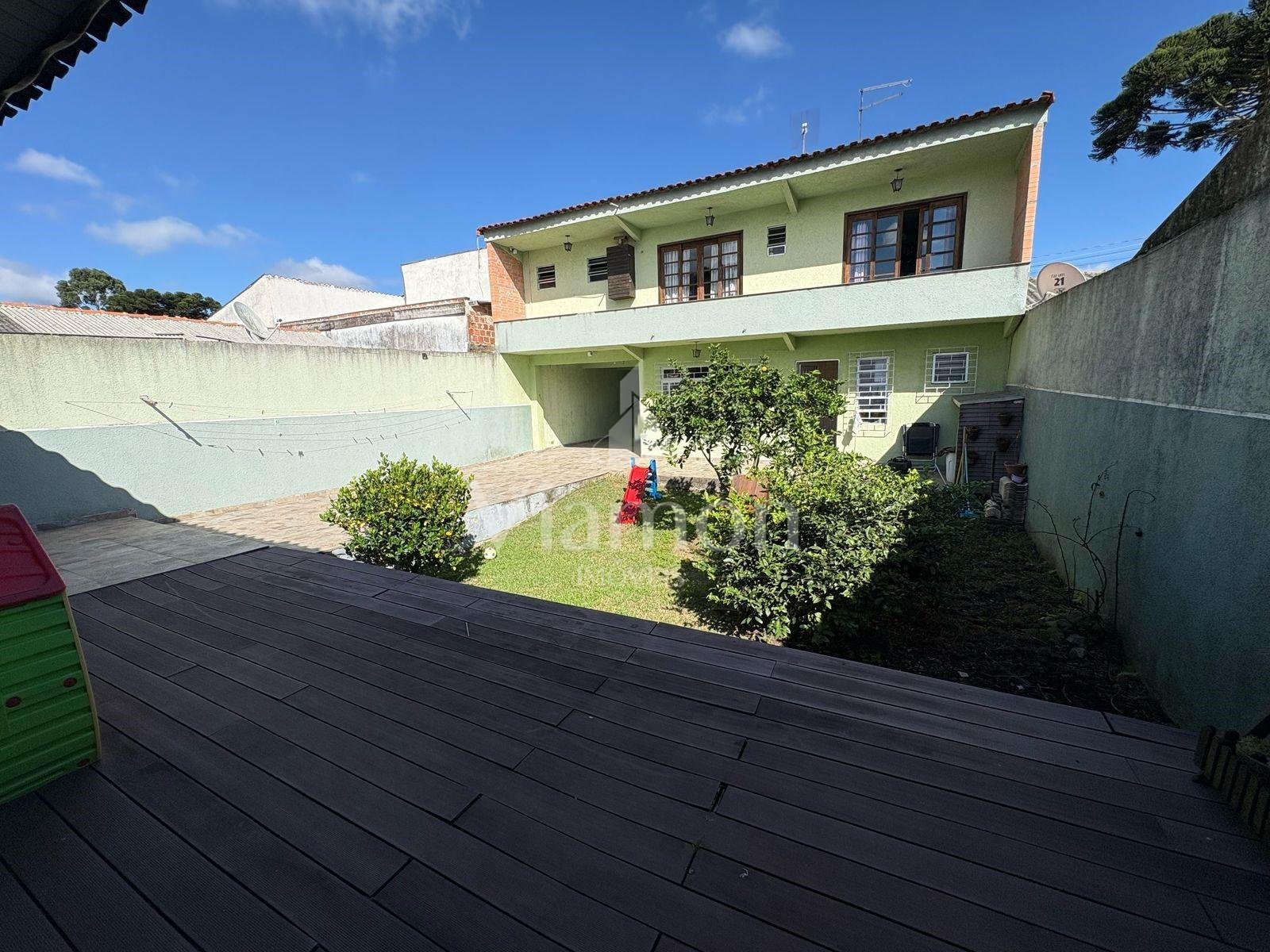 Sobrado com 4 dormitórios e quintal à venda, 262 m  por R  825...