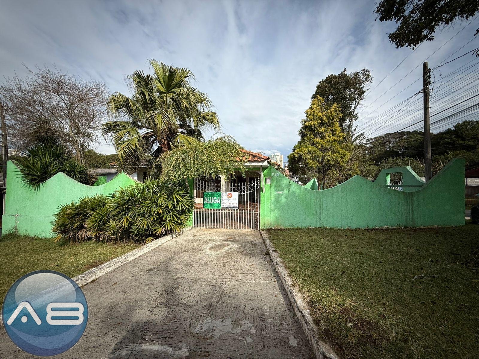 Casa com 3 quartos sendo 1 suite para locação no bairro Orleans