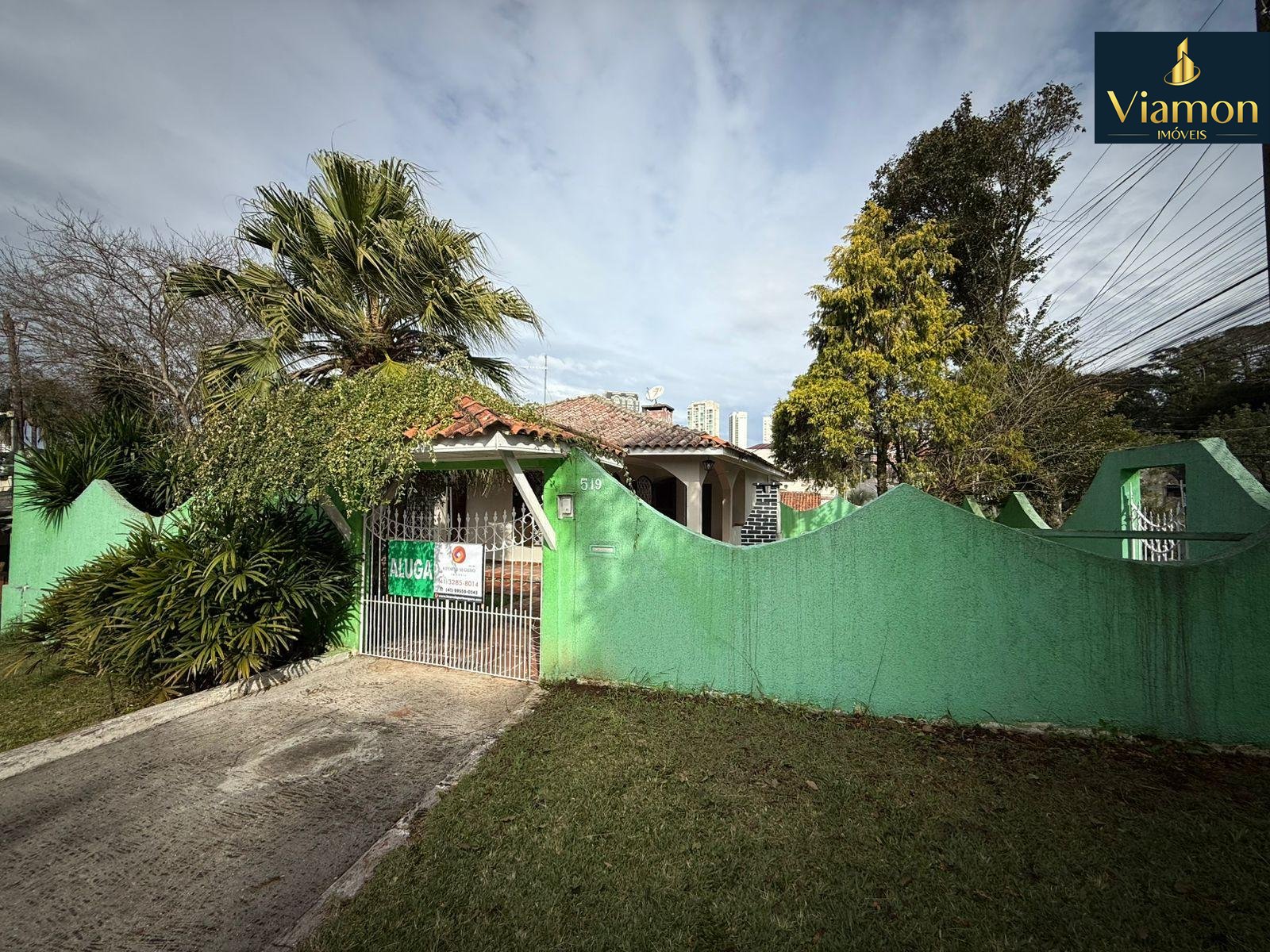 Casa com 3 quartos sendo 1 suite para locação no bairro Orleans
