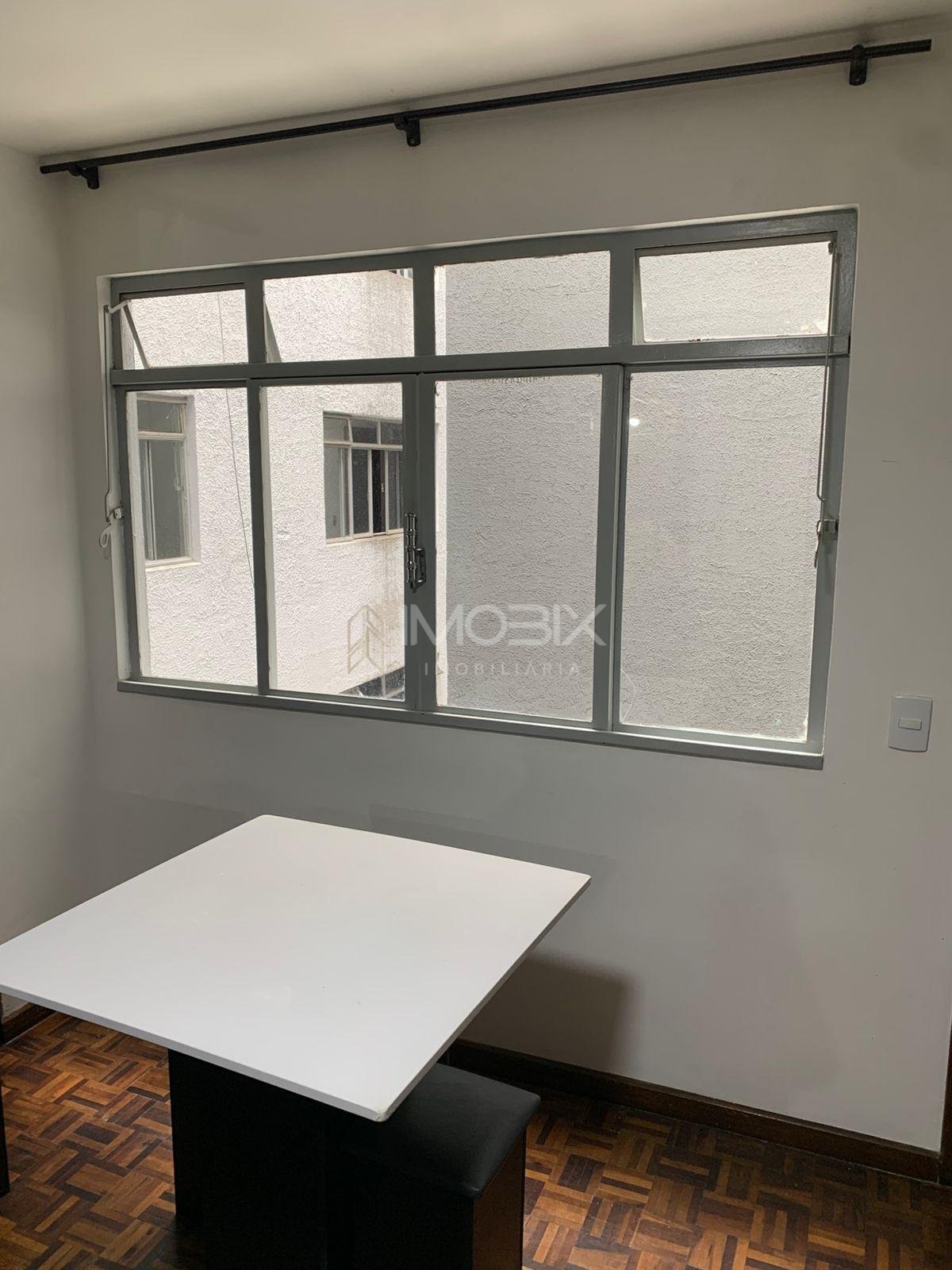 Quitinete à venda no Centro de Curitiba | Semi mobiliada | Pró...