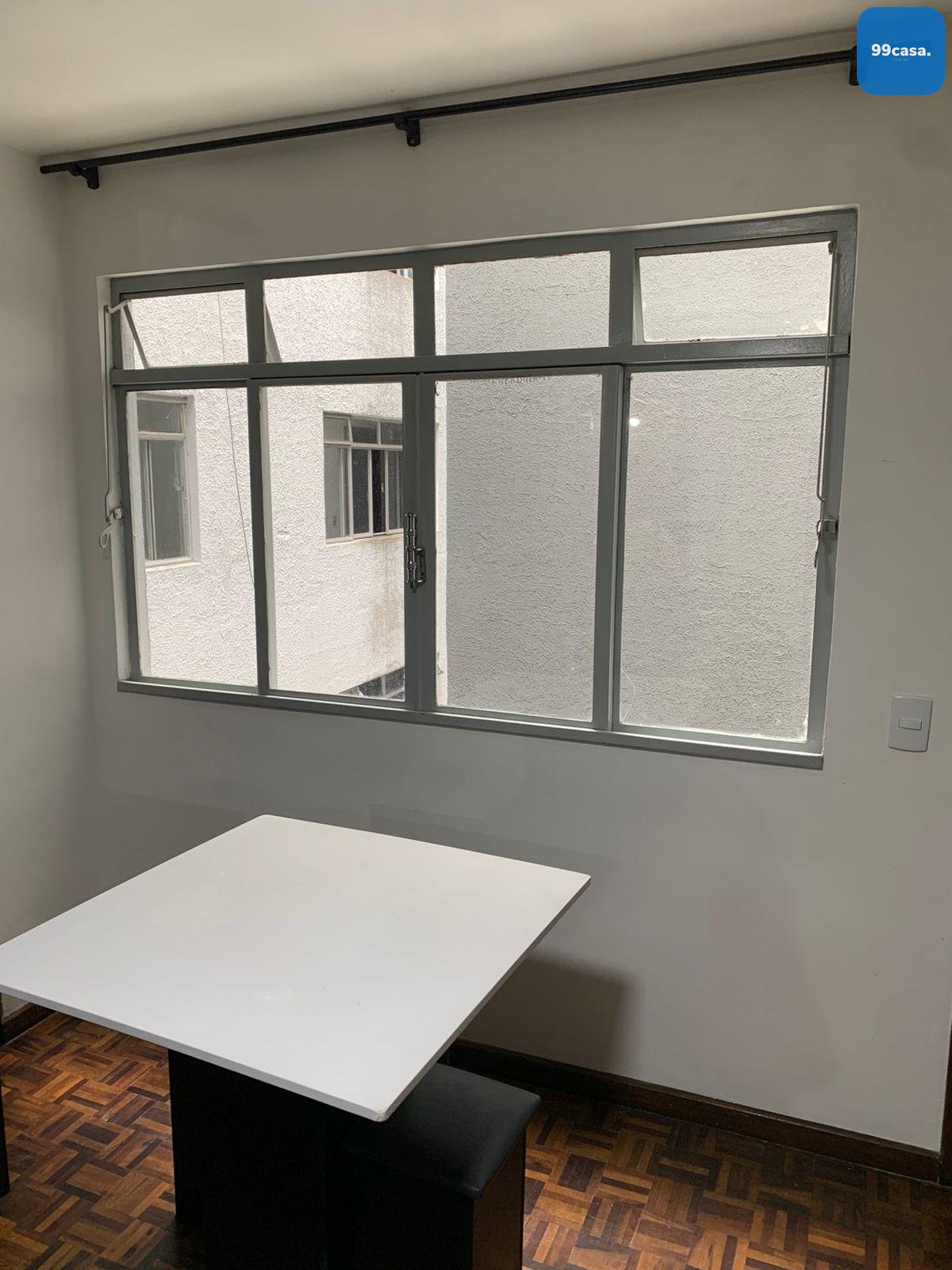 Quitinete à venda no Centro de Curitiba | Semi mobiliada | Pró...