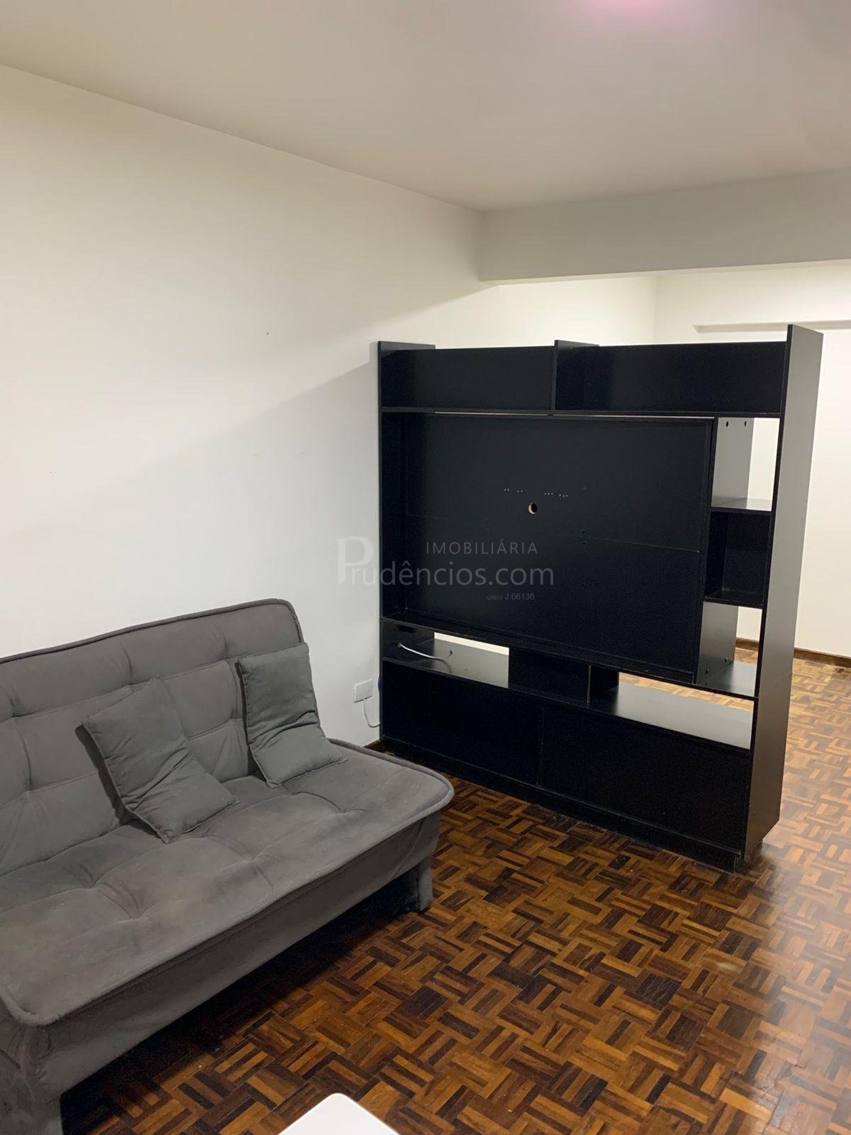 Quitinete à venda no Centro de Curitiba | Semi mobiliada | Pró...