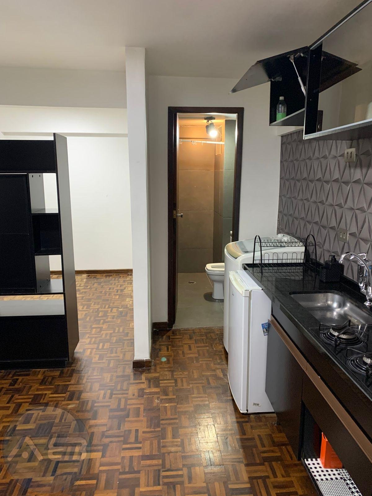 Quitinete à venda no Centro de Curitiba | Semi mobiliada | Pró...