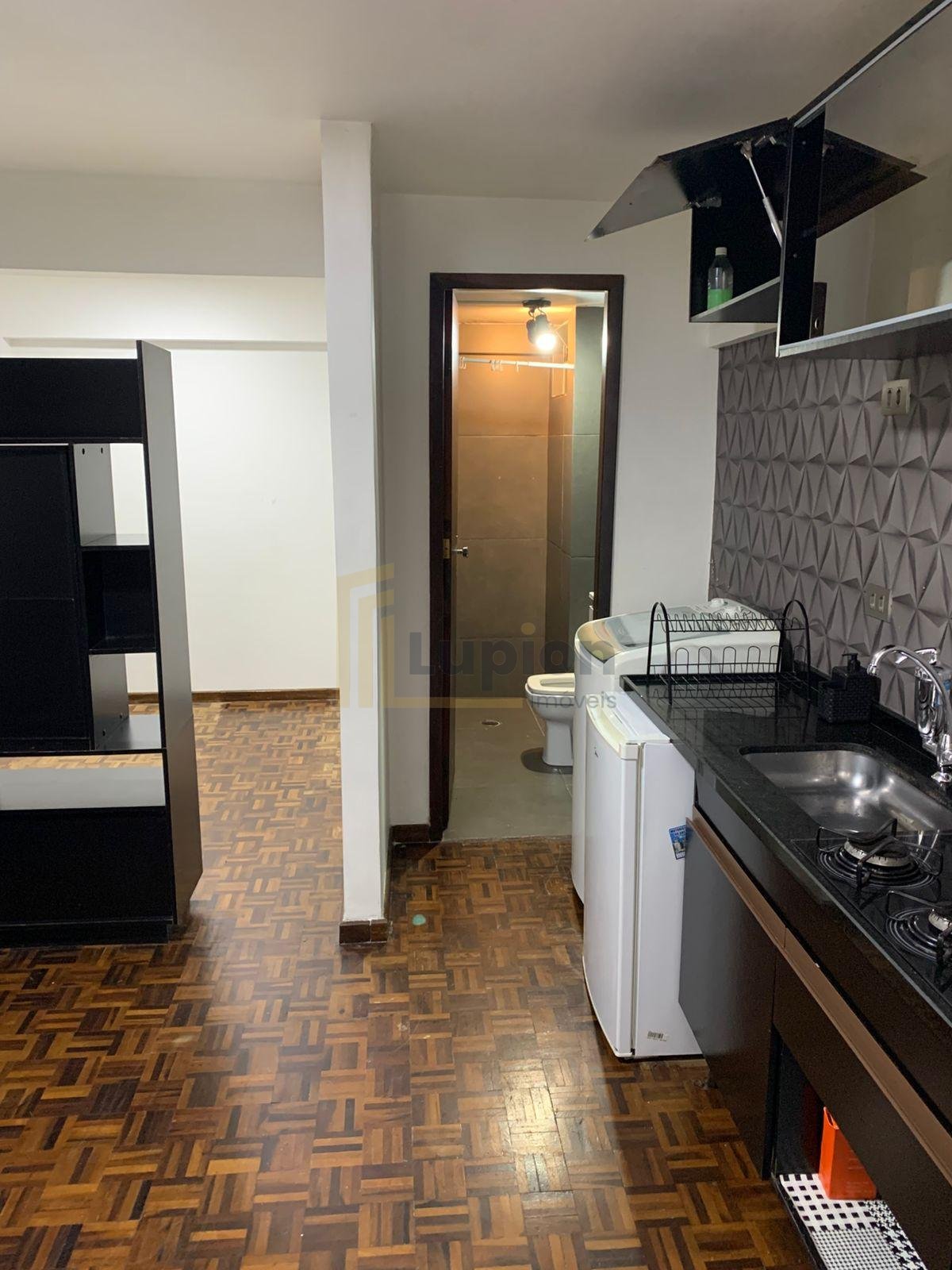 Quitinete à venda no Centro de Curitiba | Semi mobiliada | Pró...