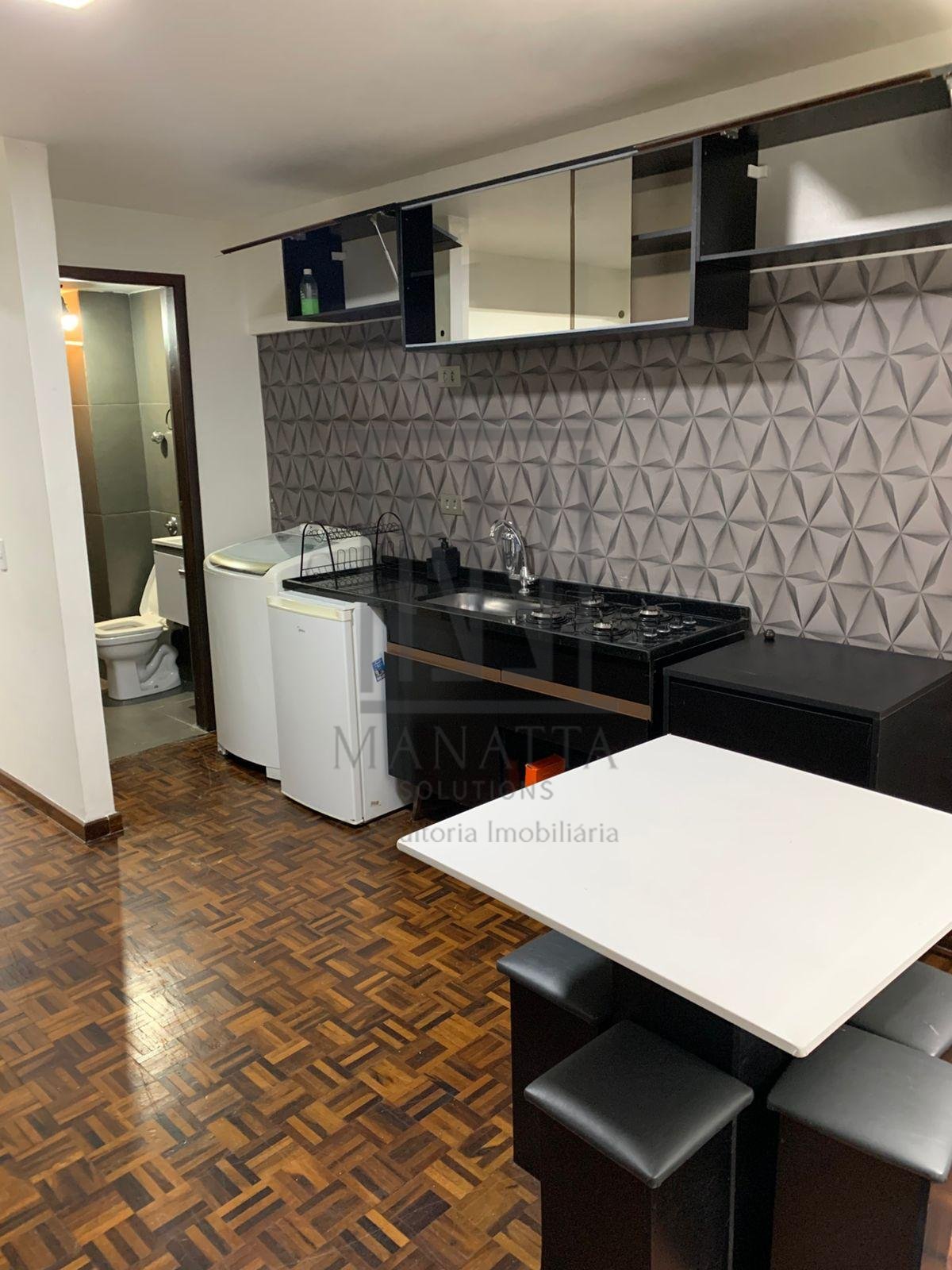 Quitinete à venda no Centro de Curitiba | Semi mobiliada | Pró...