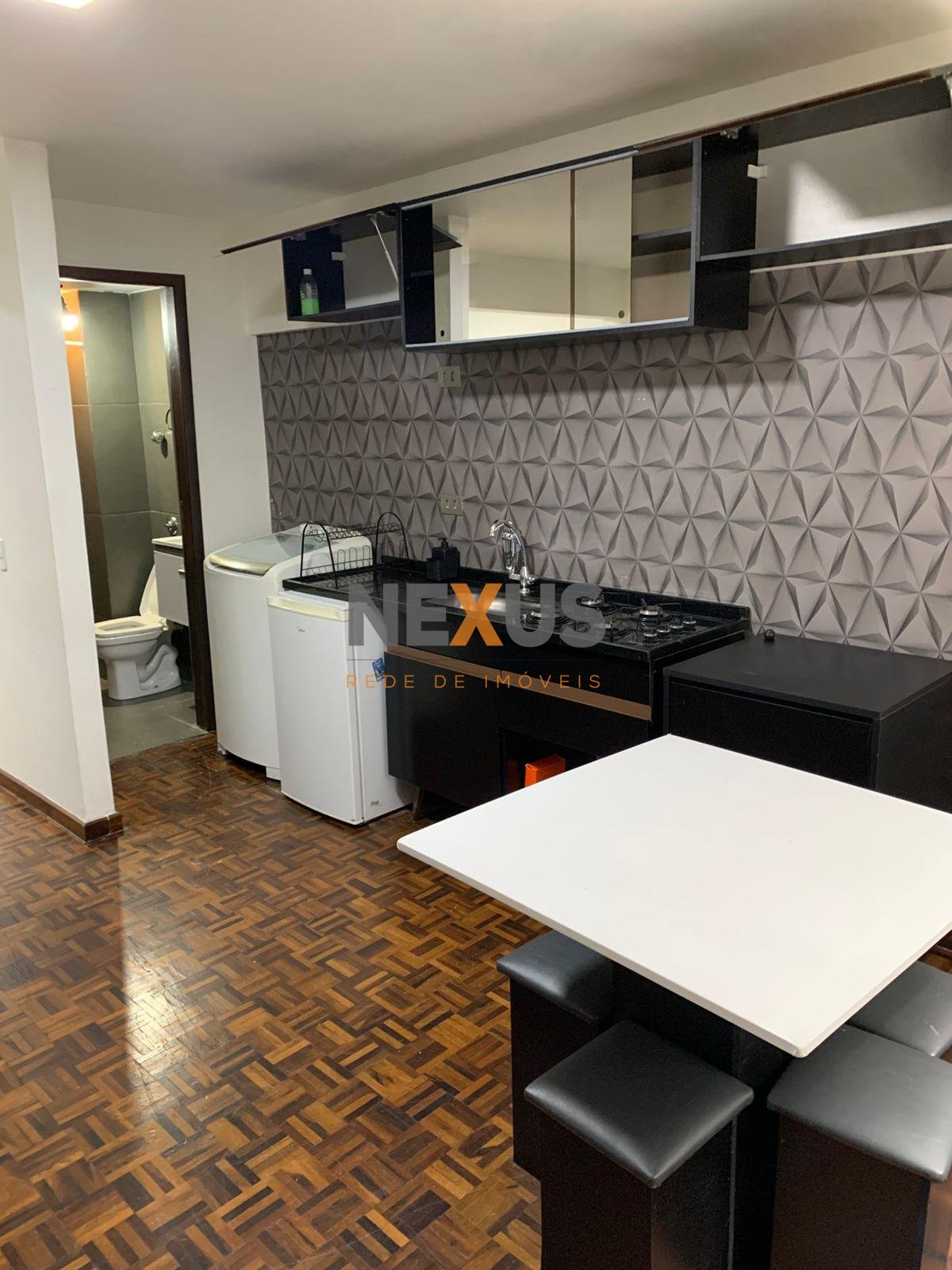 Quitinete à venda no Centro de Curitiba | Semi mobiliada | Pró...