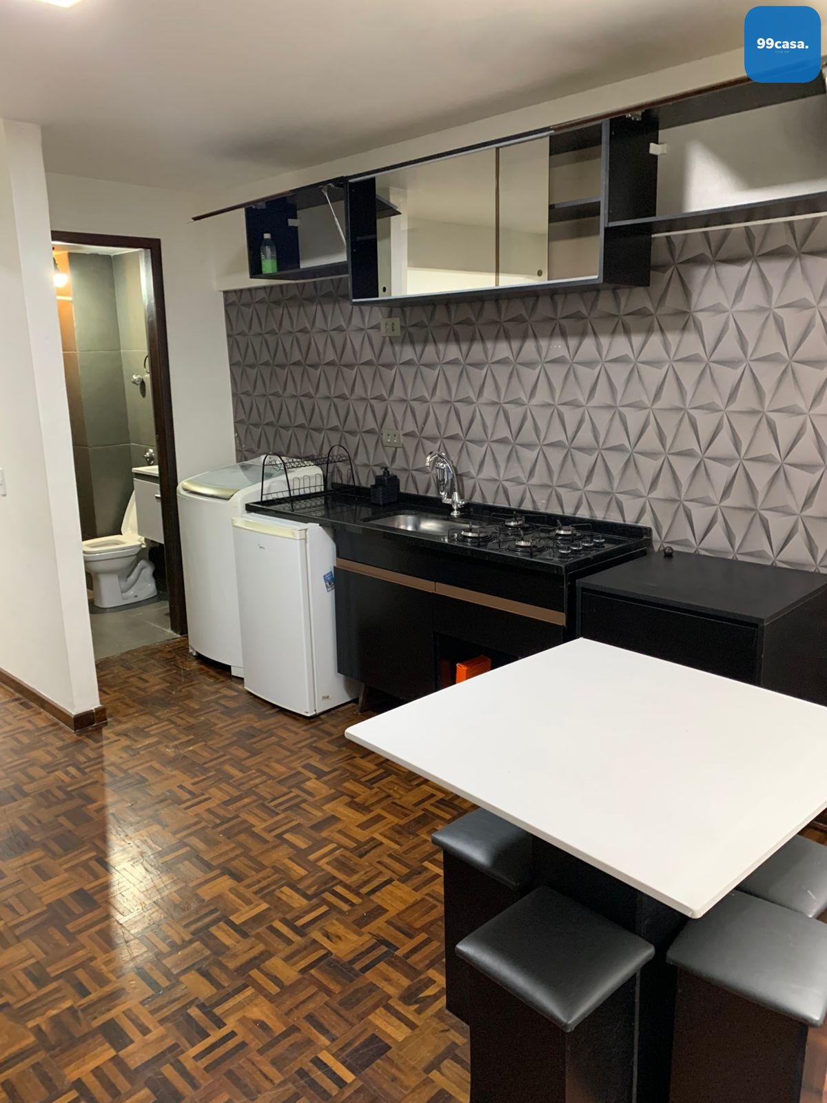 Quitinete à venda no Centro de Curitiba | Semi mobiliada | Pró...