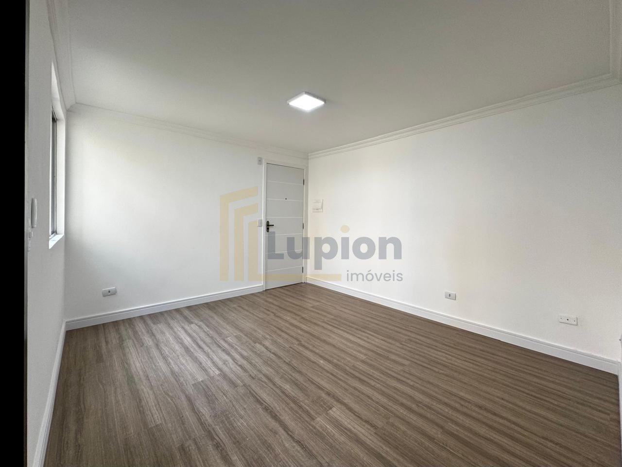 Apartamento Térreo de 2 Quartos no Tatuquara-Pompeia em Curitiba