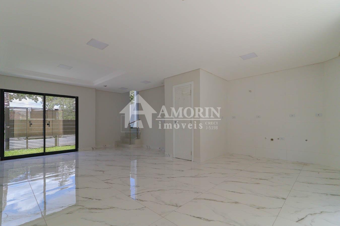 Sobrado à venda 3 Quartos, no pinheirinho, CURITIBA - PR