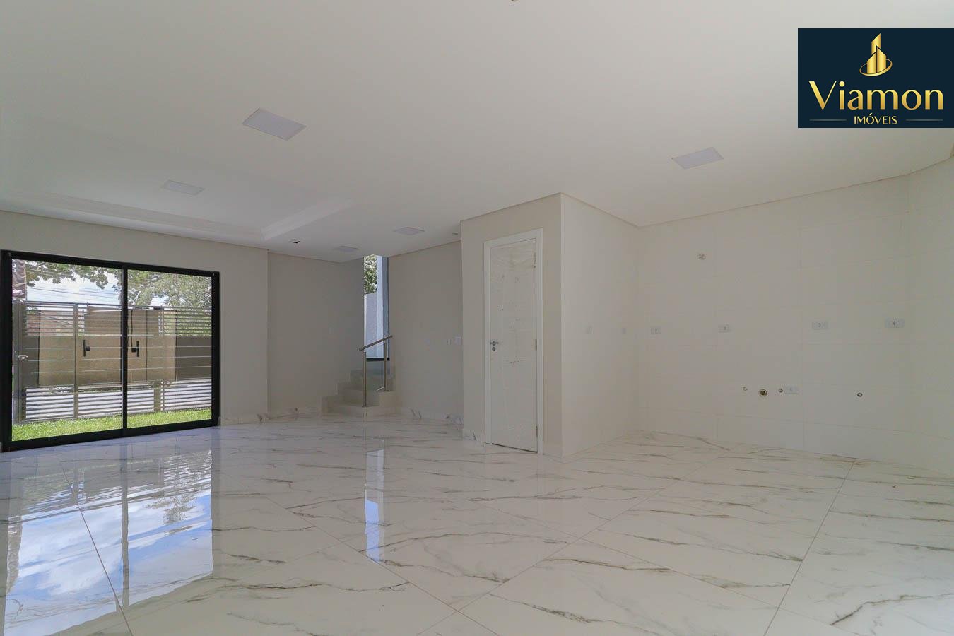 Sobrado à venda 3 Quartos, no pinheirinho, CURITIBA - PR