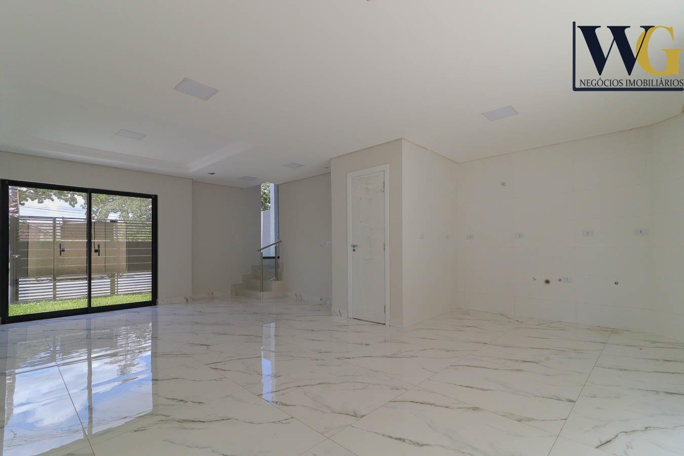 Sobrado à venda 3 Quartos, no pinheirinho, CURITIBA - PR