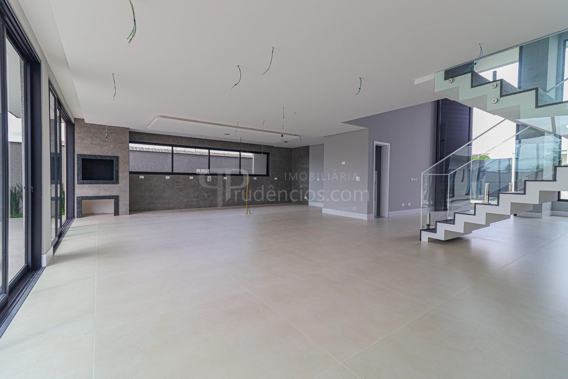 Sobrado de Alto Padrão com 4 Suítes e Piscina - Sustentável e ...