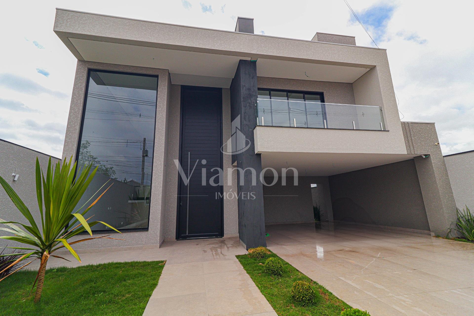 Sobrado de Alto Padrão com 4 Suítes e Piscina - Sustentável e ...