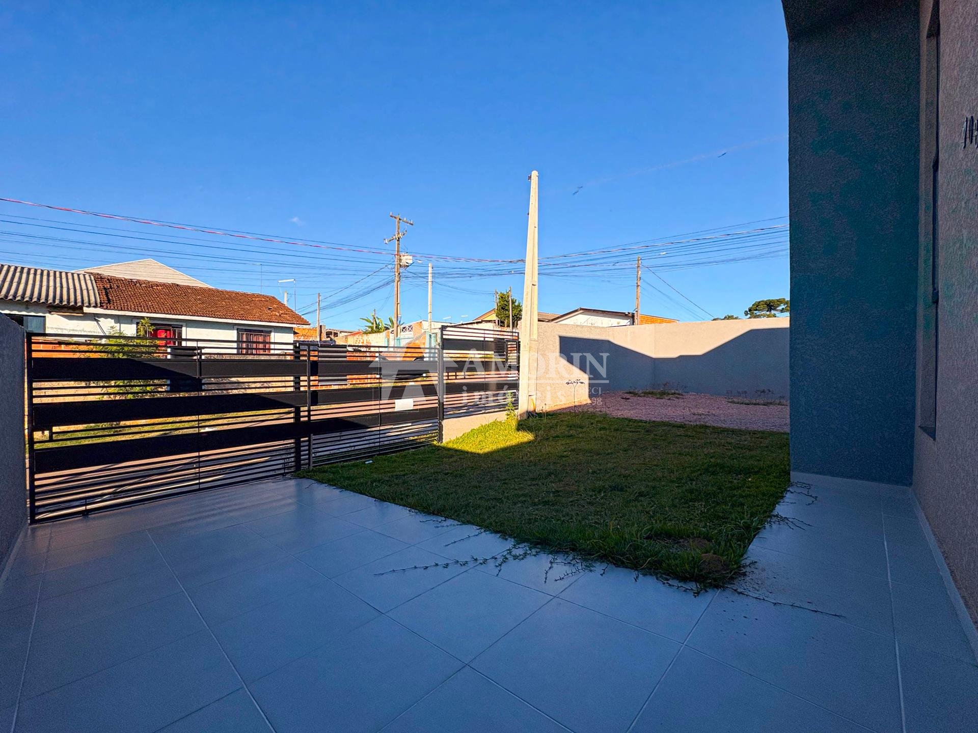 casa de esquina localizada no bairro Gralha Azul, em Fazenda R...