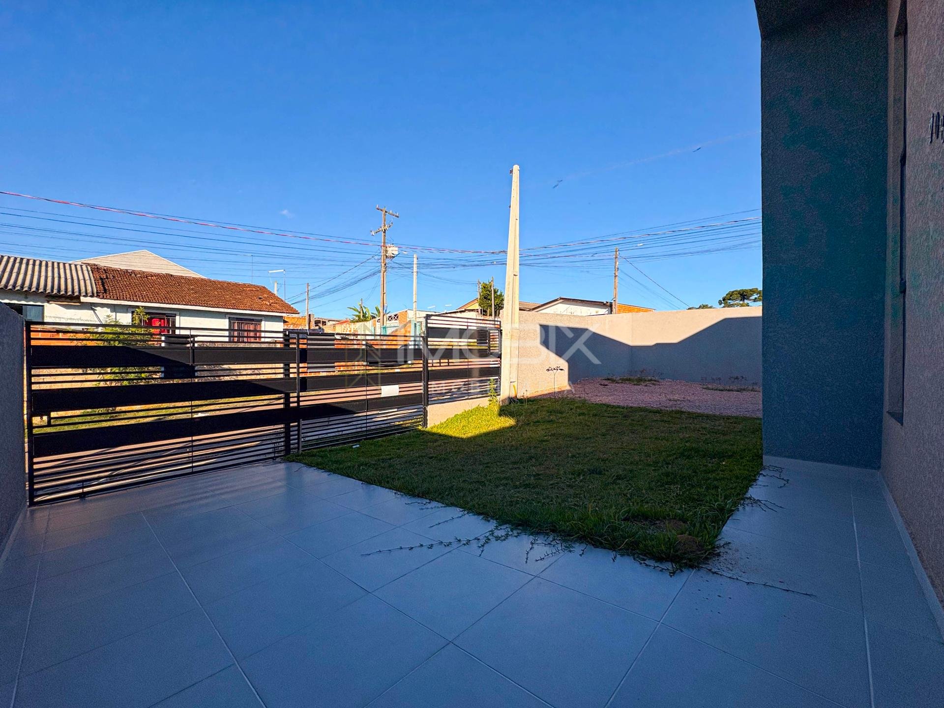 casa de esquina localizada no bairro Gralha Azul, em Fazenda R...