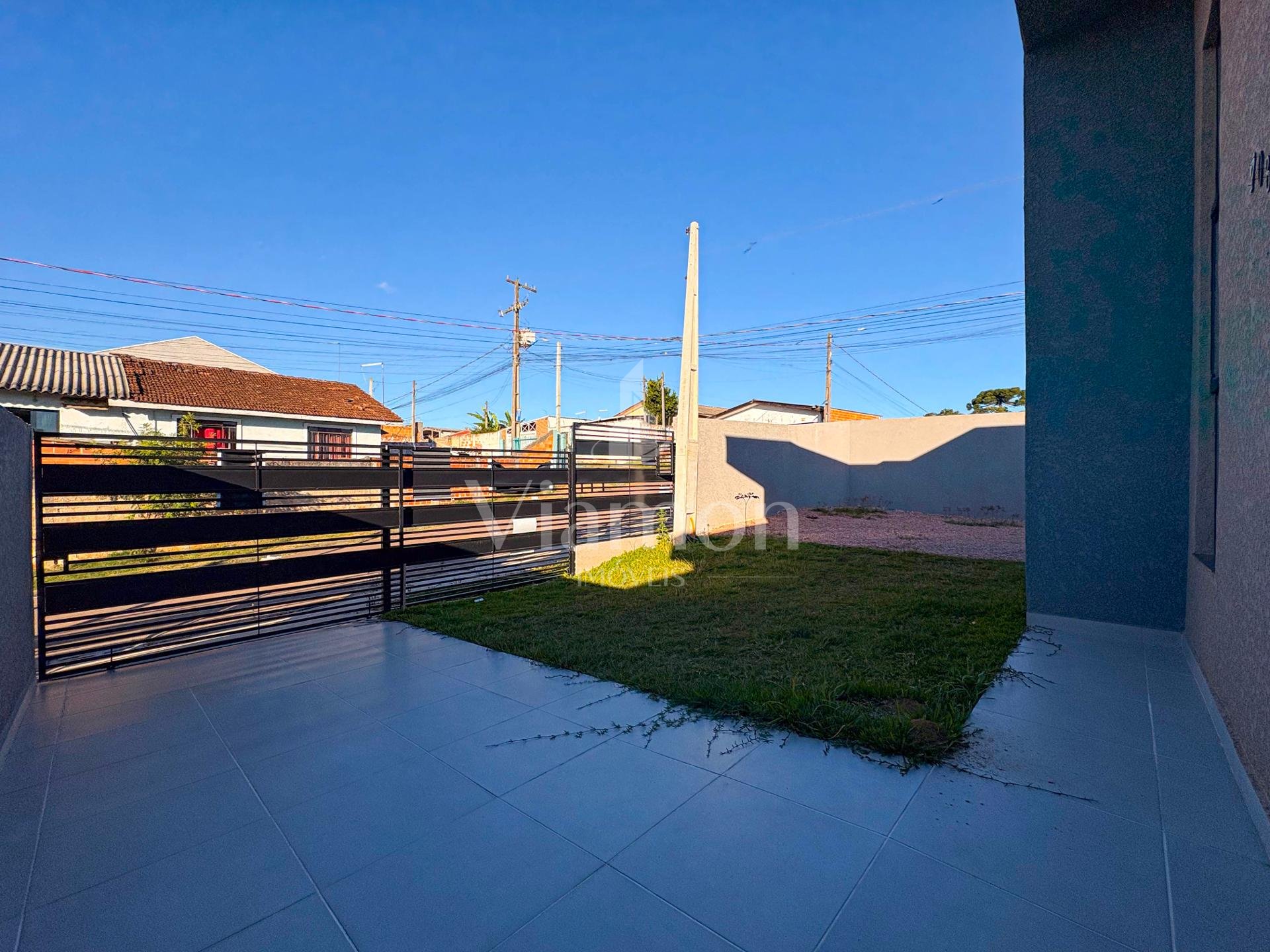 casa de esquina localizada no bairro Gralha Azul, em Fazenda R...