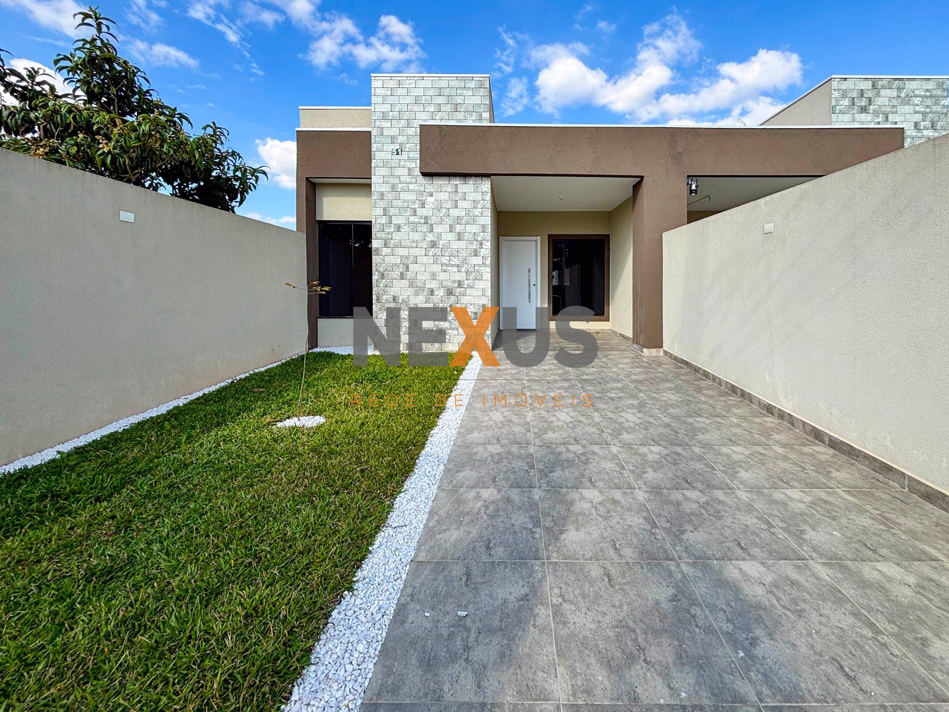 Casa à Venda com Edícula e Churrasqueira em Fazenda Rio Grande