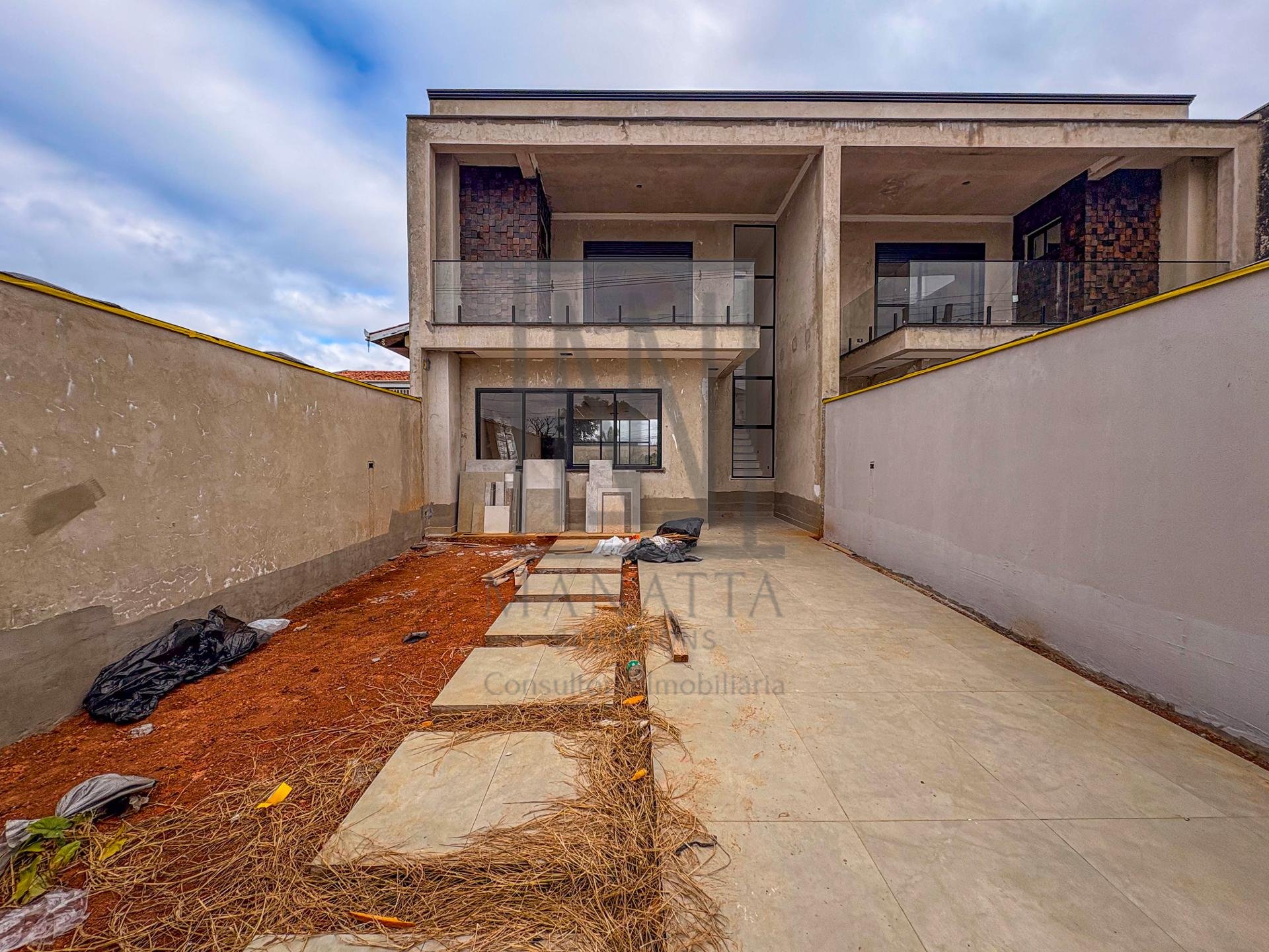 Sobrado Alto Padrão com Piscina à Venda, Bairro Eucaliptos, Fa...