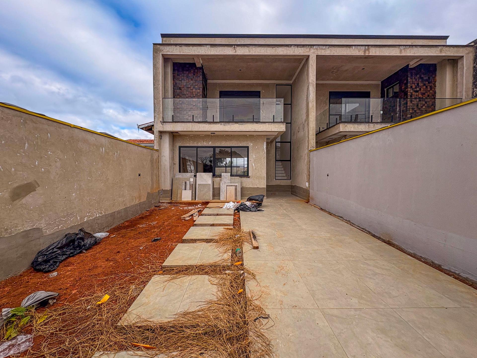 Sobrado Alto Padr?o com Piscina ? Venda, Bairro Eucaliptos, Fa...