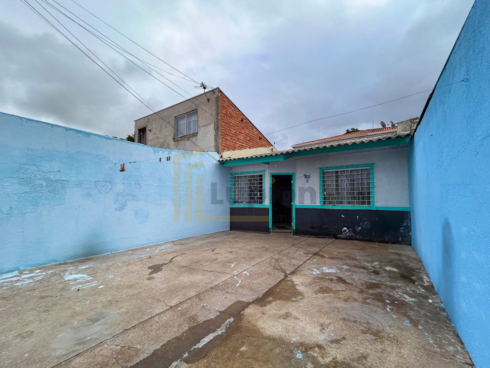 Casa com 2 Quartos, Terreno nos Fundos  Negociação Facilitada...
