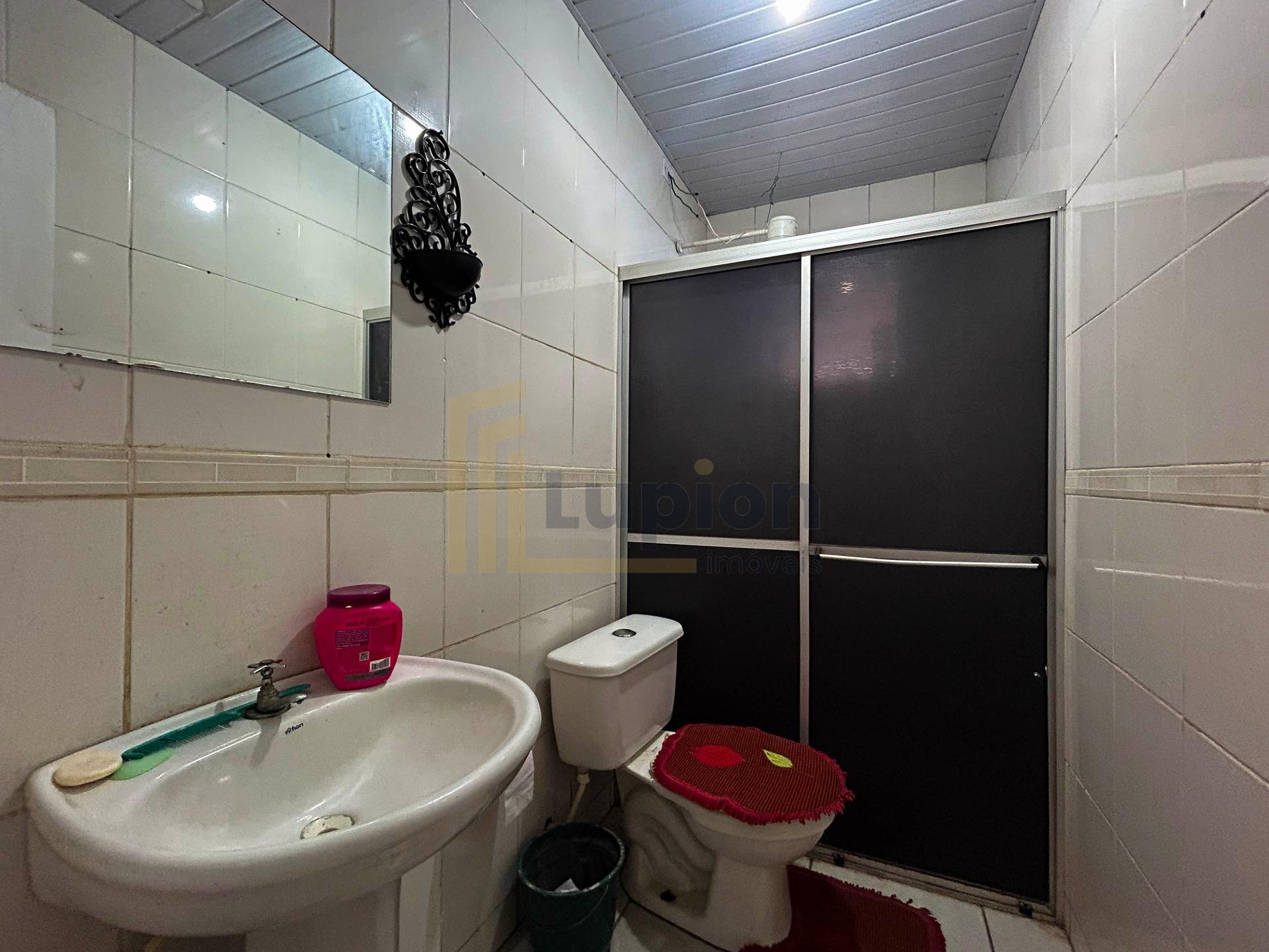 Casa com 2 Quartos, Terreno nos Fundos  Negociação Facilitada...