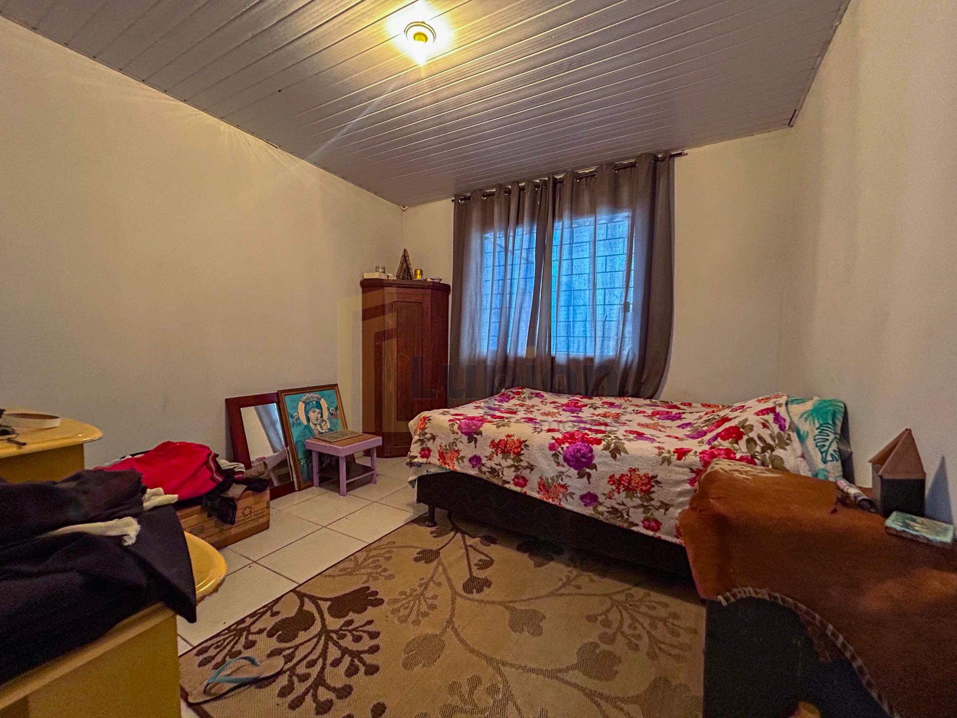 Casa com 2 Quartos, Terreno nos Fundos  Negociação Facilitada...