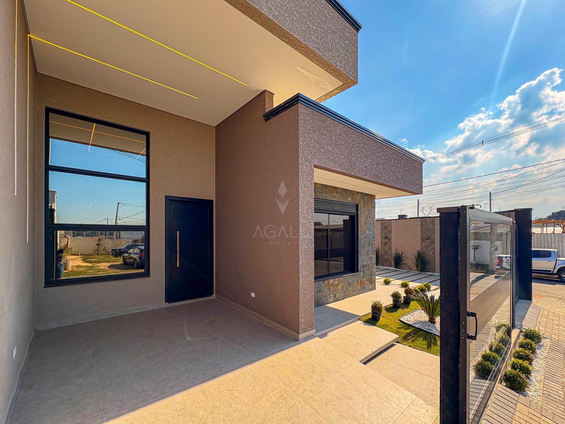 Casa de Esquina com Piscina, 3 Quartos e 2 Suítes em Fazenda r...