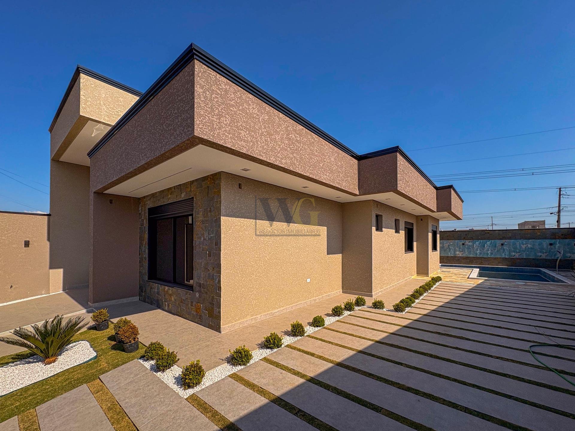 Casa de Esquina com Piscina, 3 Quartos e 2 Suítes em Fazenda r...