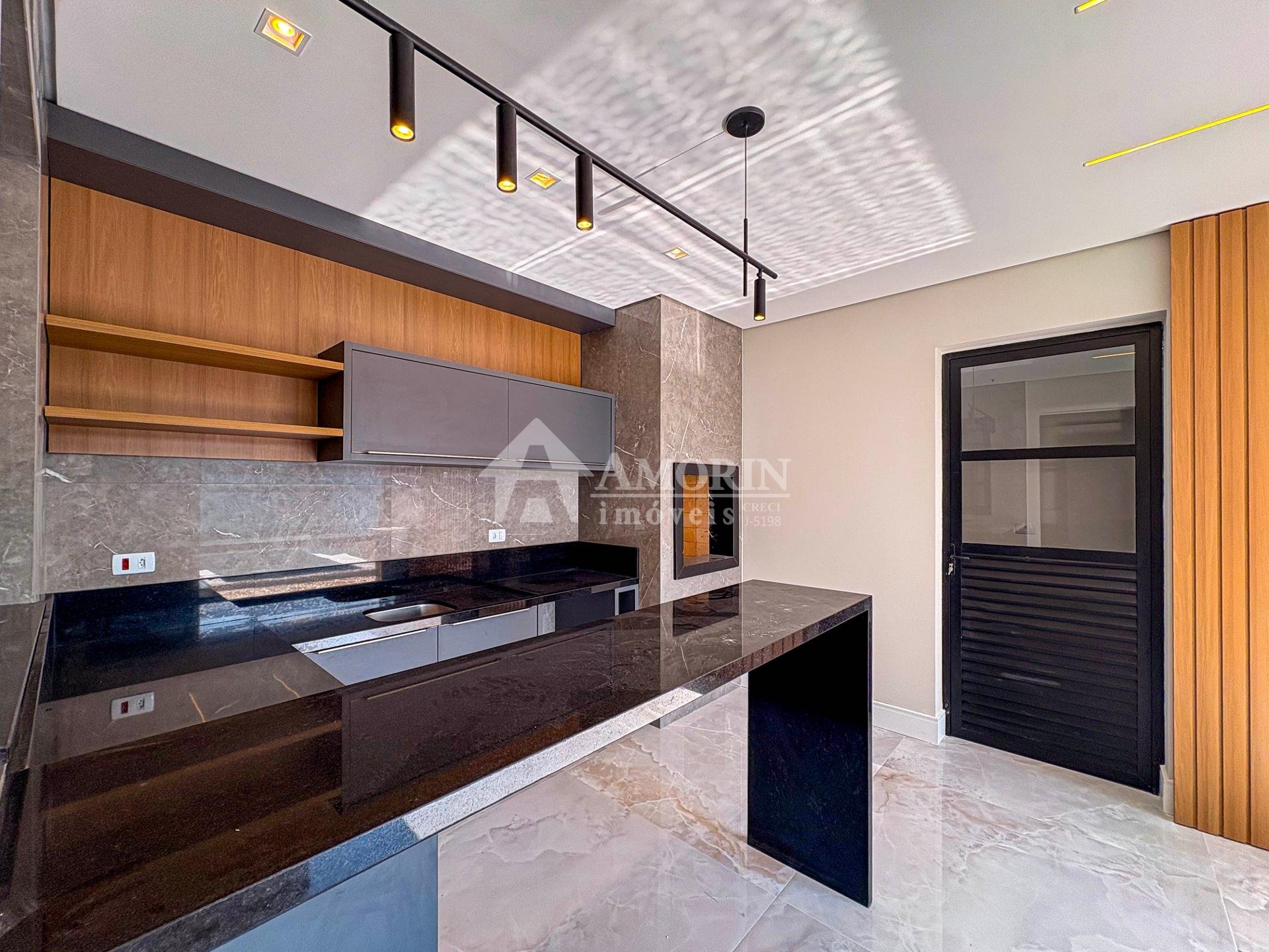 Casa de Esquina com Piscina, 3 Quartos e 2 Suítes em Fazenda r...
