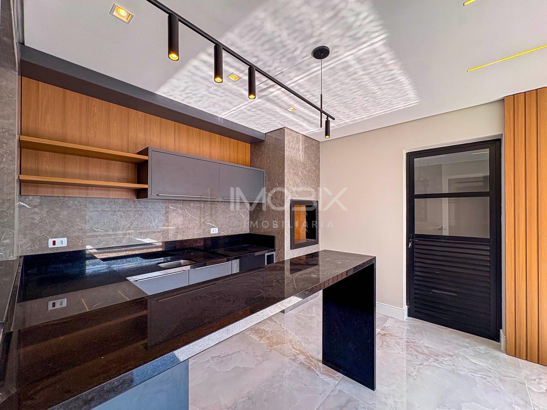 Casa de Esquina com Piscina, 3 Quartos e 2 Suítes em Fazenda r...