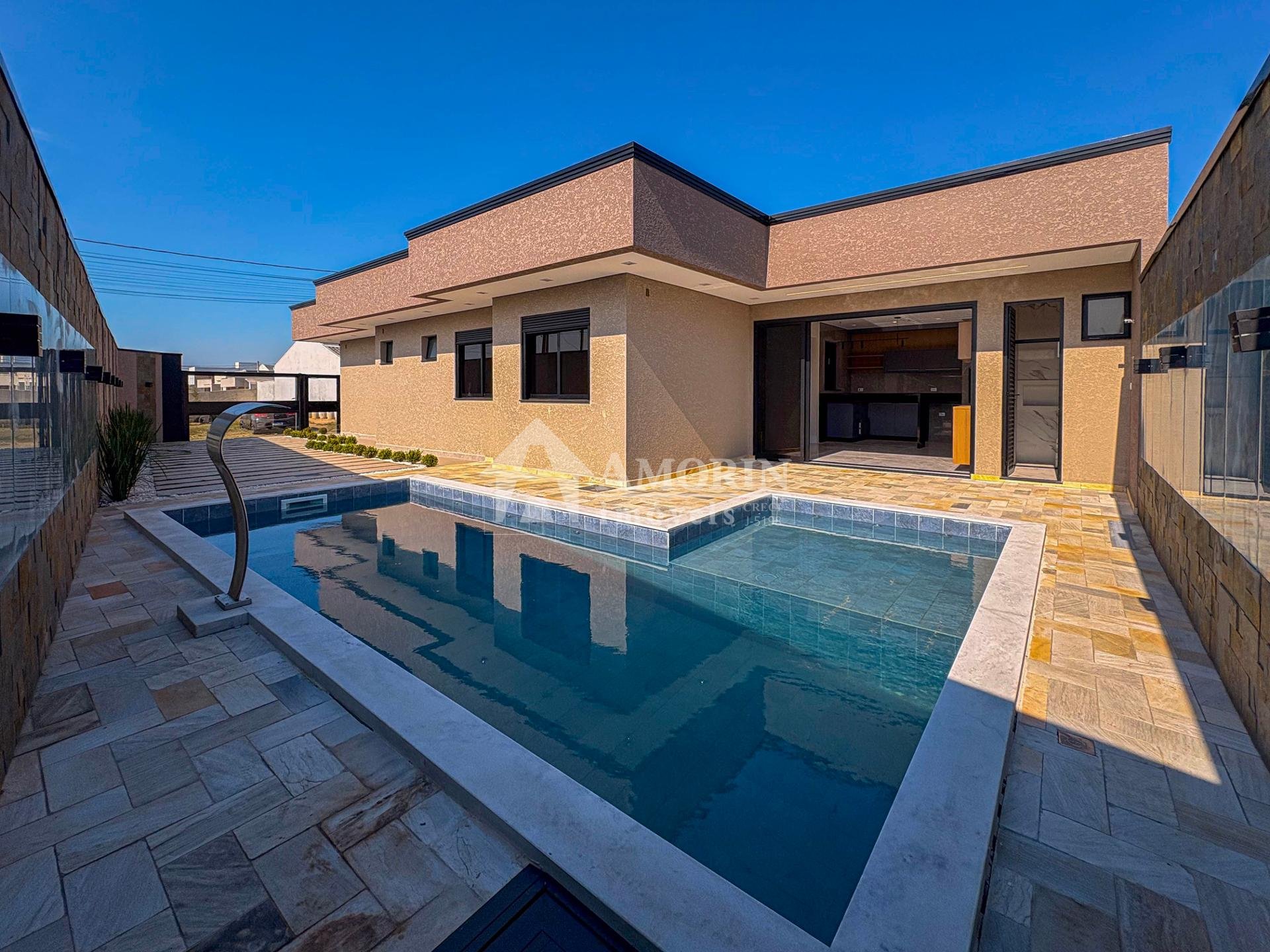 Casa de Esquina com Piscina, 3 Quartos e 2 Suítes em Fazenda r...