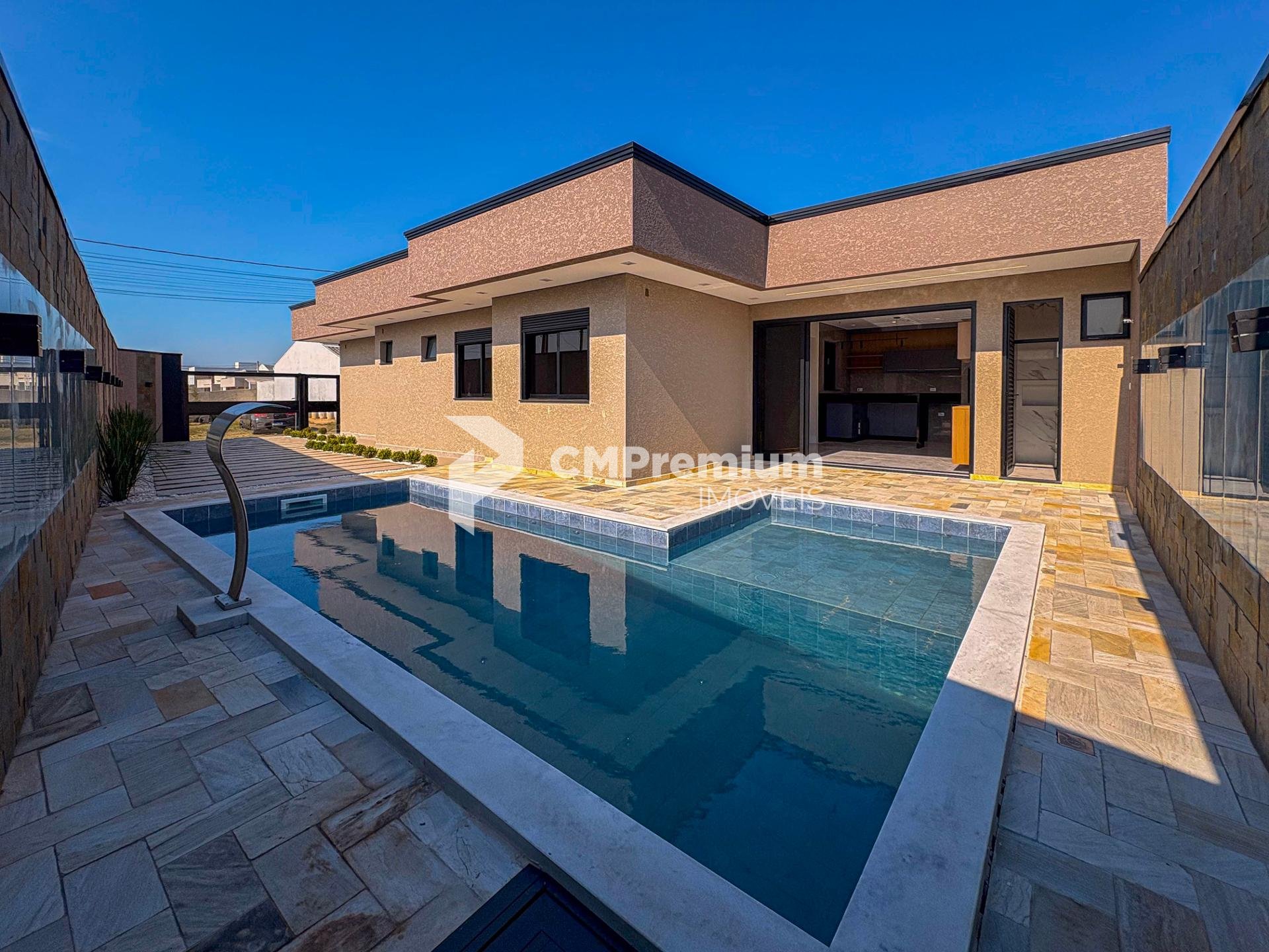 Casa de Esquina com Piscina, 3 Quartos e 2 Suítes em Fazenda r...