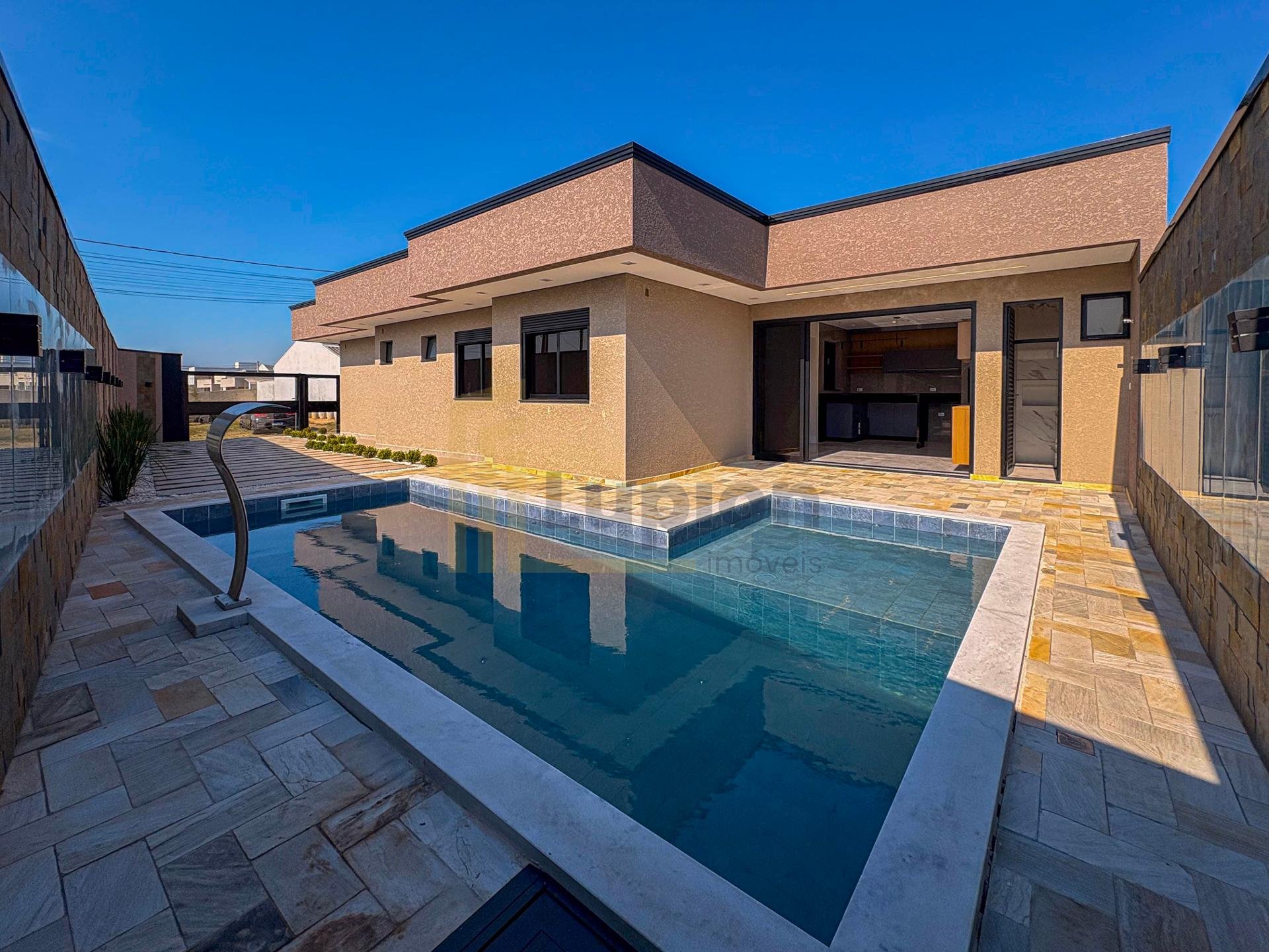 Casa de Esquina com Piscina, 3 Quartos e 2 Suítes em Fazenda r...