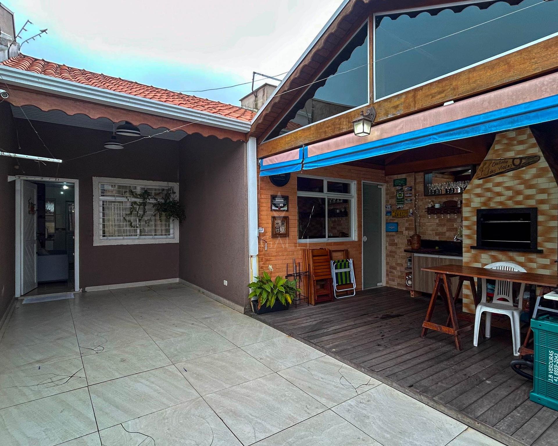 Casa com Espaço Gourmet e 3 Quartos no Gralha Azul  FRG