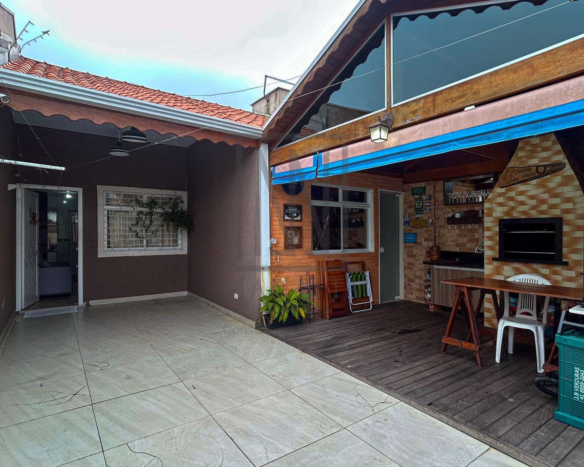 Casa com Espaço Gourmet e 3 Quartos no Gralha Azul  FRG