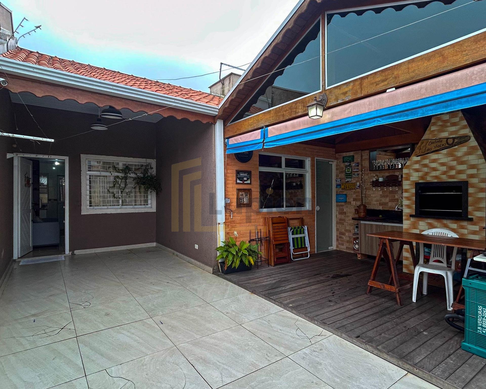 Casa com Espaço Gourmet e 3 Quartos no Gralha Azul  FRG
